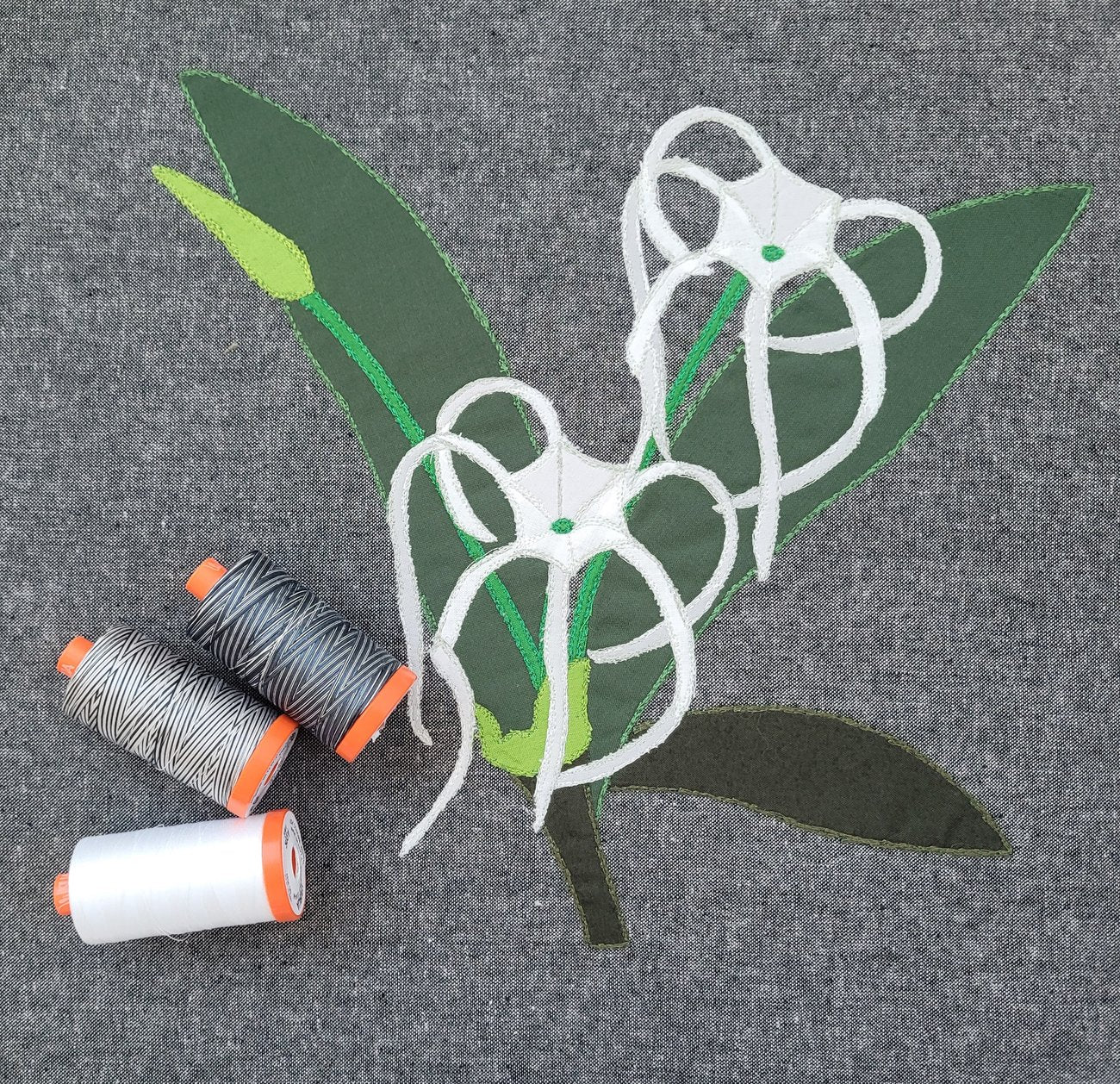 Aurifil Color Builders "Flora"- Décembre 2022 - Spider Lily - Licence To Quilt