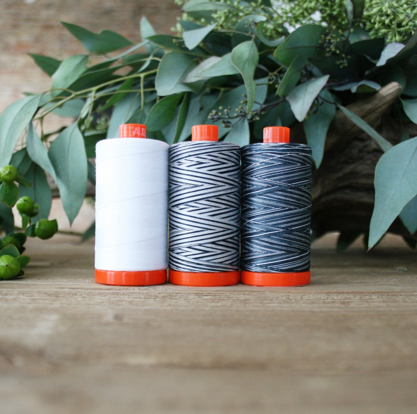 Aurifil Color Builders "Flora"- Décembre 2022 - Spider Lily - Licence To Quilt